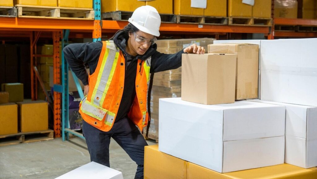 Melhore a ergonomia utilizando corretamente o carrinho hidráulico na fábrica